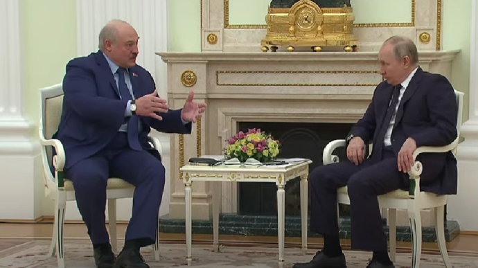 Лукашенко в Москві заявив, що Україна хотіла напасти на Білорусь – покаже Путіну "якісь карти"